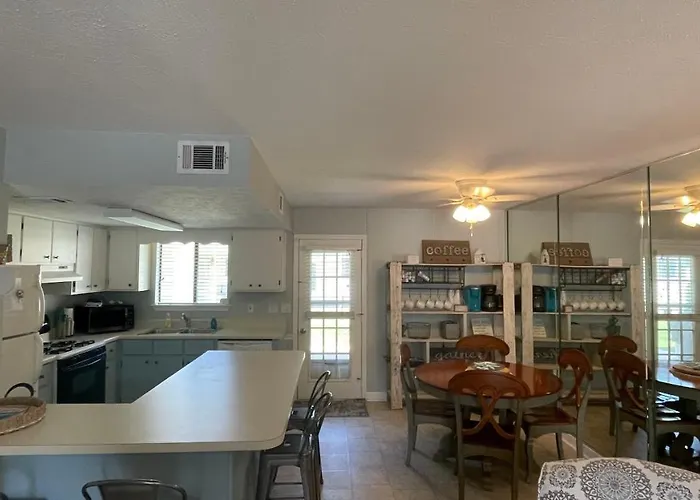 Sunny Daze, Desirable Kid Friendly Resort, 3 Minute Walk To The Beach, Resort Beachside Pool & Restaurant