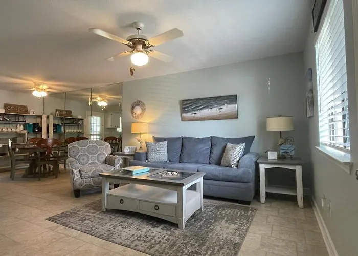 Sunny Daze, Desirable Kid Friendly Resort, 3 Minute Walk To The Beach, Resort Beachside Pool & Restaurant
